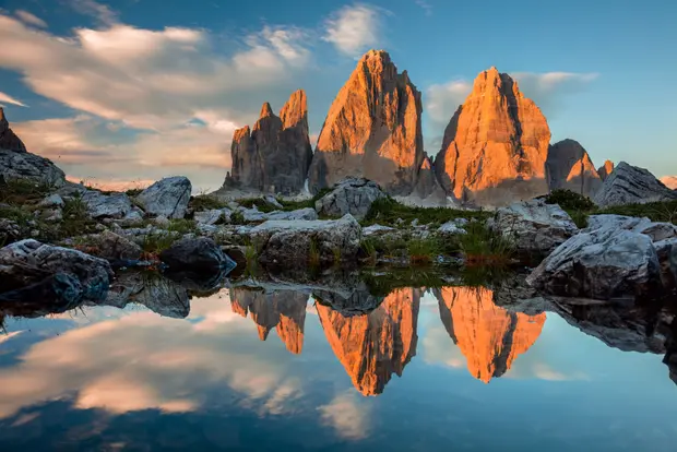 Les Tre Cime di Lavaredo se dressant majestueusement vers le ciel