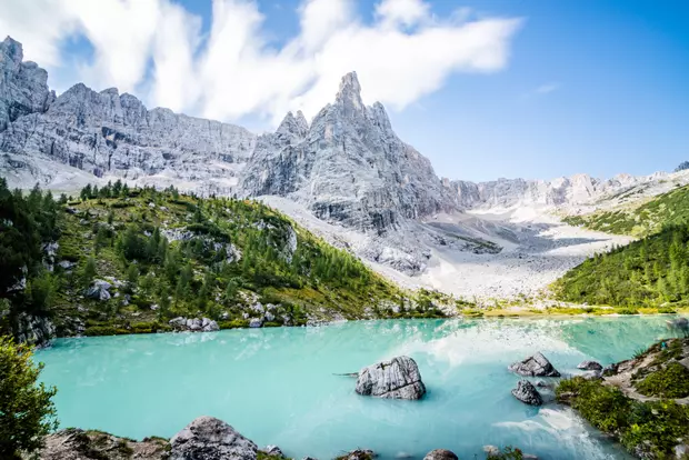Le Lago di Sorapis et ses eaux turquoise entourées de sommets