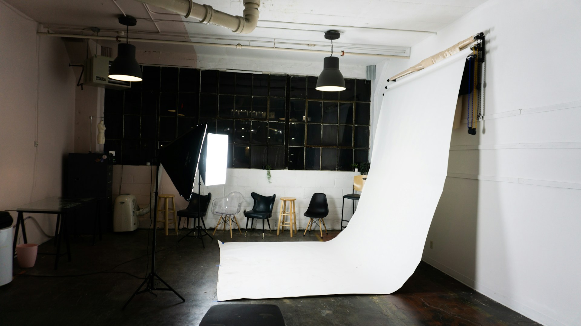 Fond chromakey vert éclairé uniformément en studio