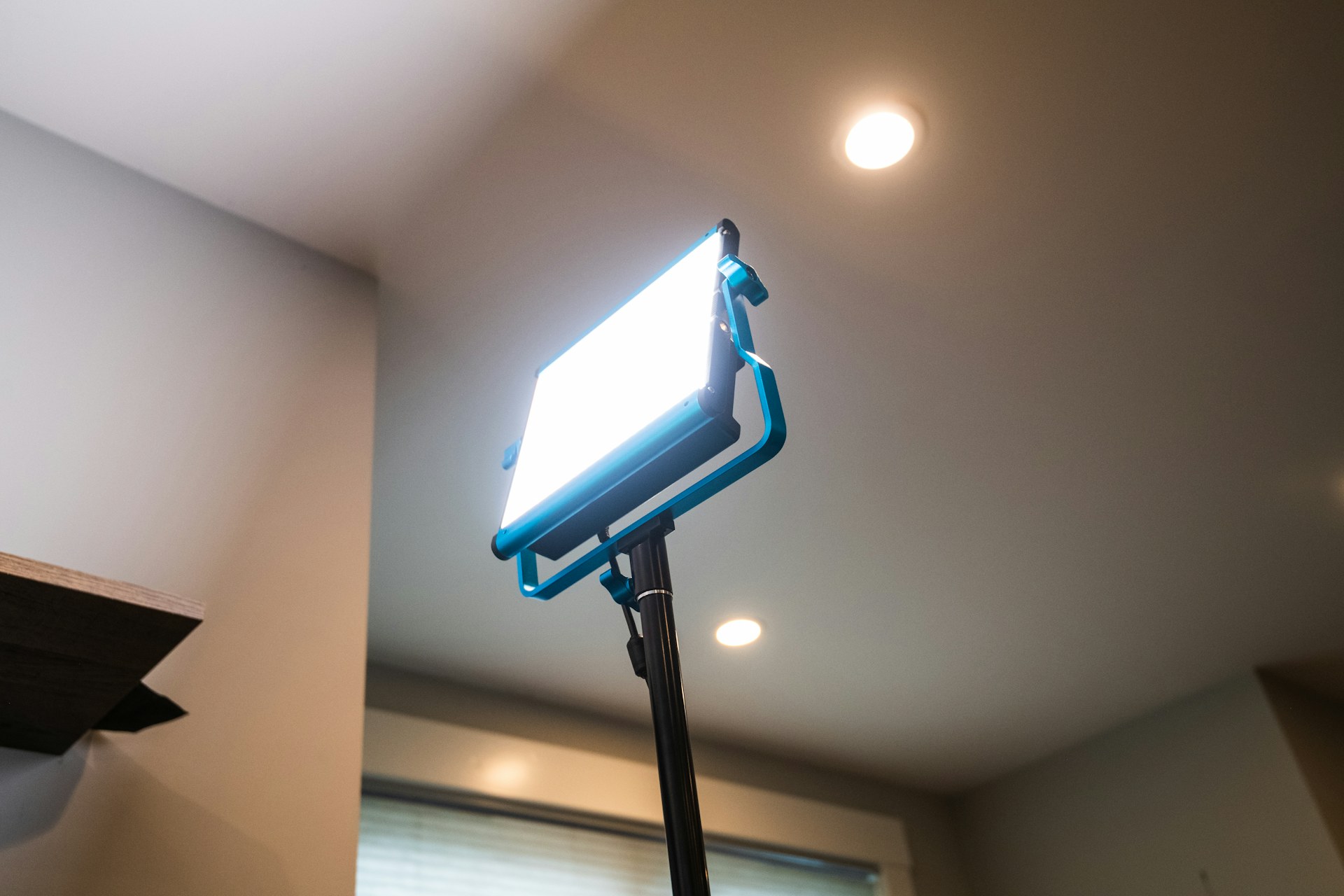 Projecteur LED Aputure allumé en studio