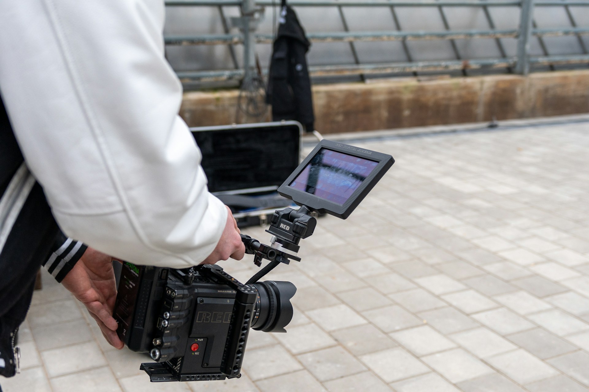 Plateau de tournage professionnel avec caméra cinéma et fond chromakey vert éclairé