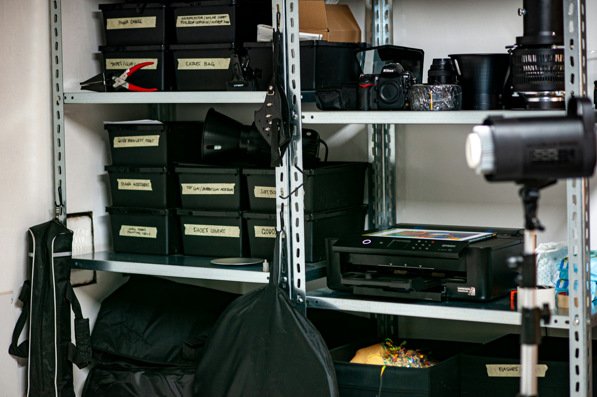 Intérieur de l'atelier Studiothèque à Pantin — racks d'équipements professionnels